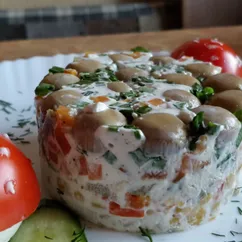 Торт-салат с грибами и курицей