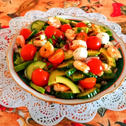 Овощной салат с моцареллой, креветками и авокадо 