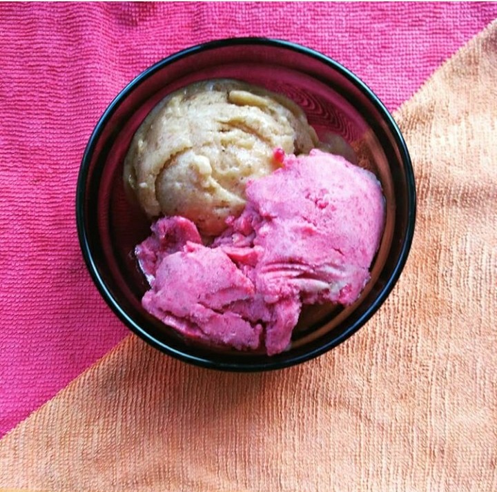 Фруктовое raw-мороженое со вкусом малины и абрикоса