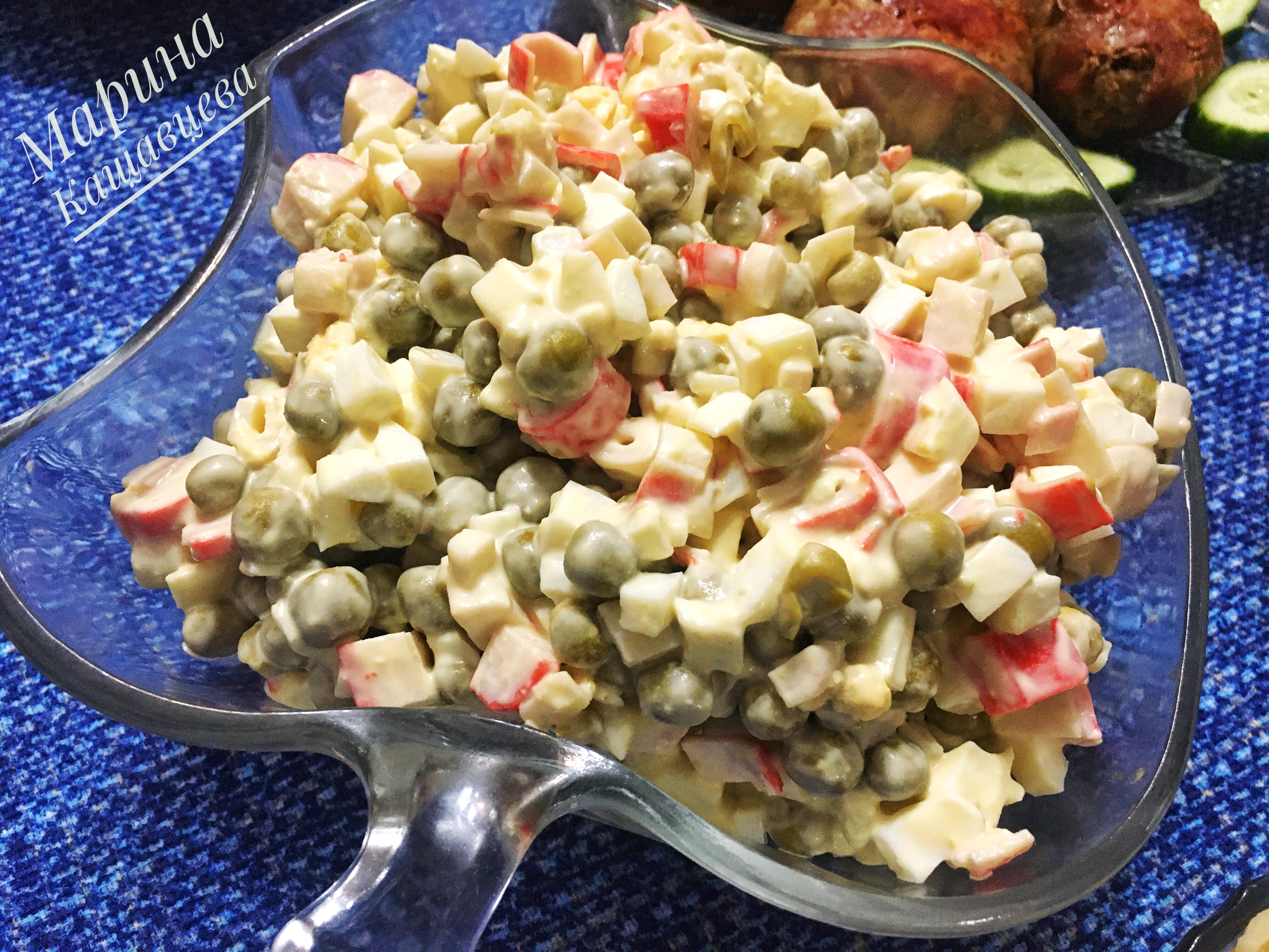 Салат с крабовыми палочками и горошком