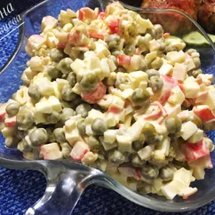 Салат с крабовыми палочками и горошком 