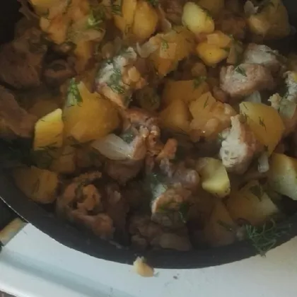 Картофель жаренный с мясом в сковородке