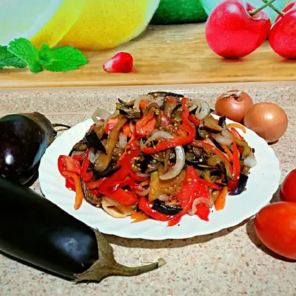 Салат с баклажанами🍆, томатами, луком и перцем