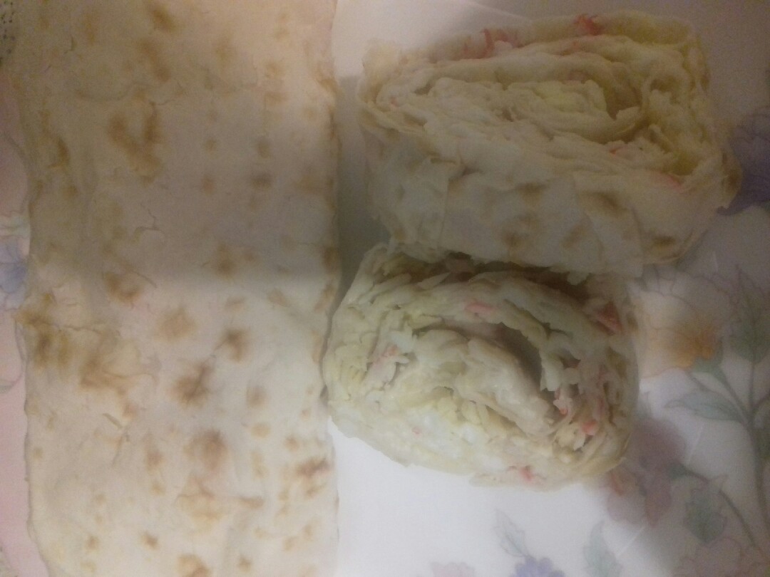 Закусочный рулет с крабовыми палочками