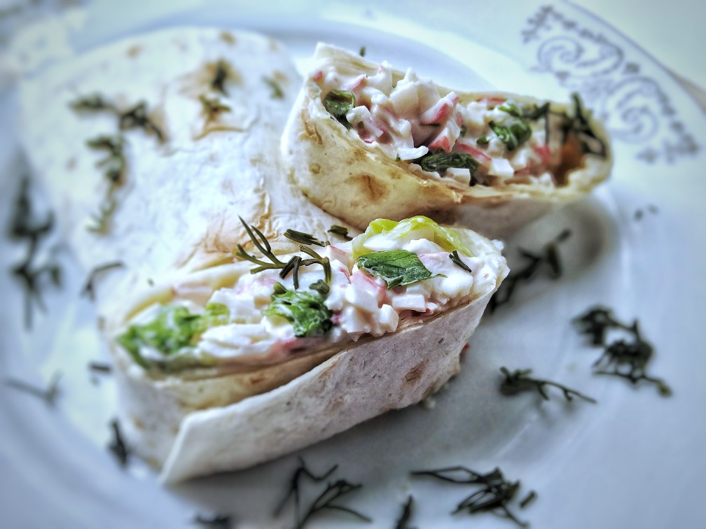 Рулет с крабовыми палочками. Рецепты на новый год быка 2021