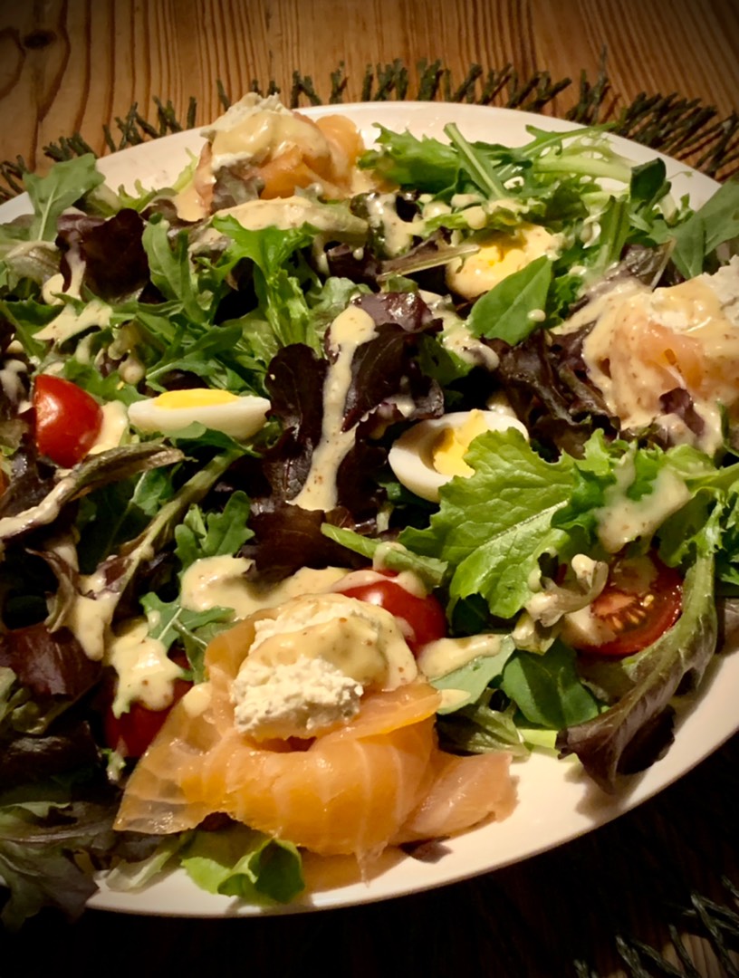 Салат с копченым лососем и «хреновой» заправкой