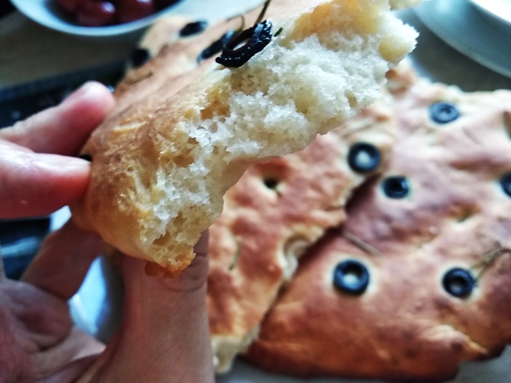 Фокачча с маслинами и розмарином (на сыворотке)