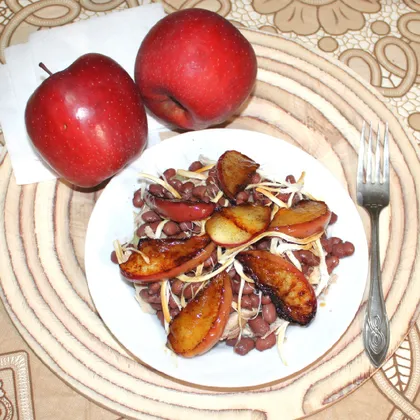 Салат "Румянец" с курицей, фасолью и жареным яблоком