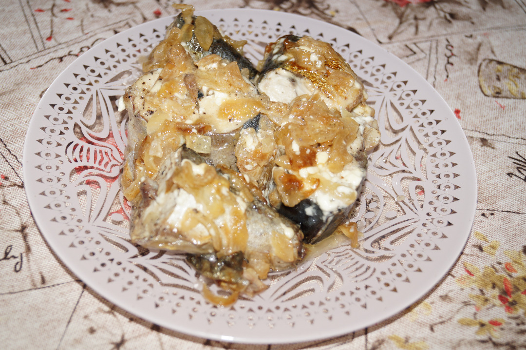Скумбрия в луковом соусе