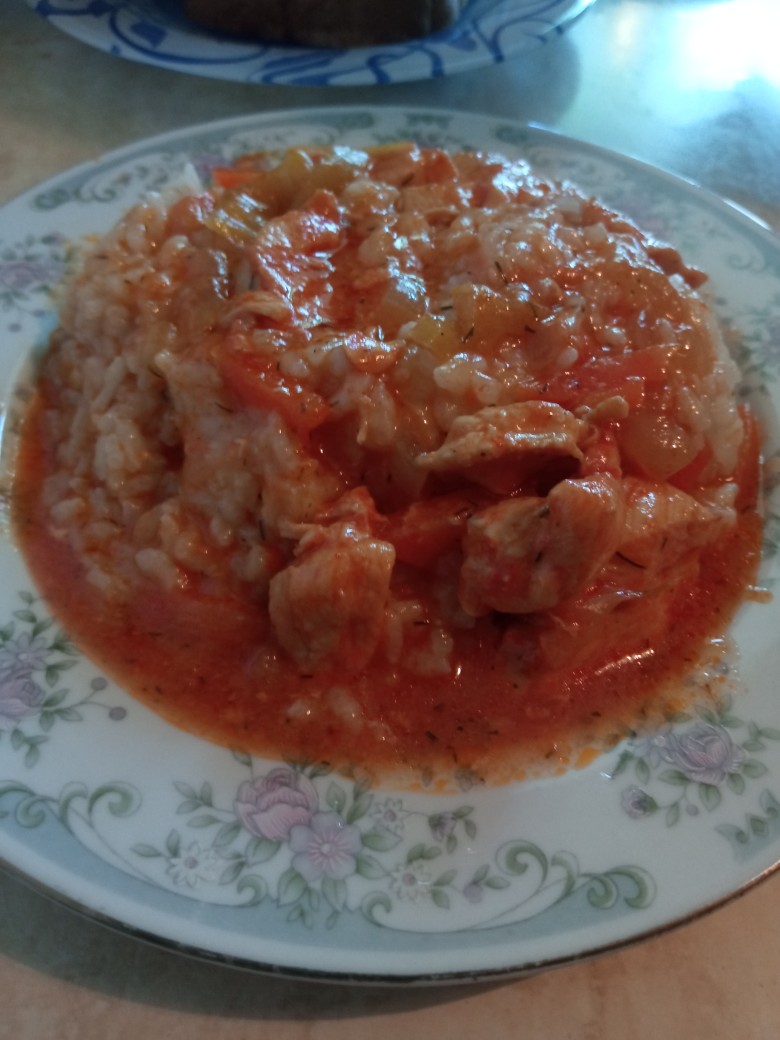 Куриная грудка в томатном соусе и овощами