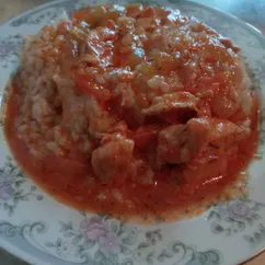 Куриная грудка в томатном соусе и овощами