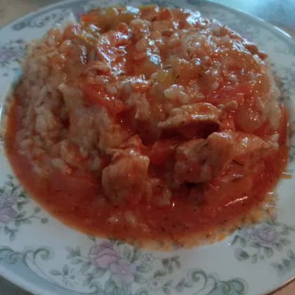 Куриная грудка в томатном соусе и овощами