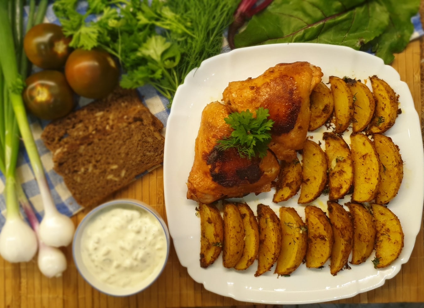 Картофель по-деревенски с жареными куриными бедрышками и соусом