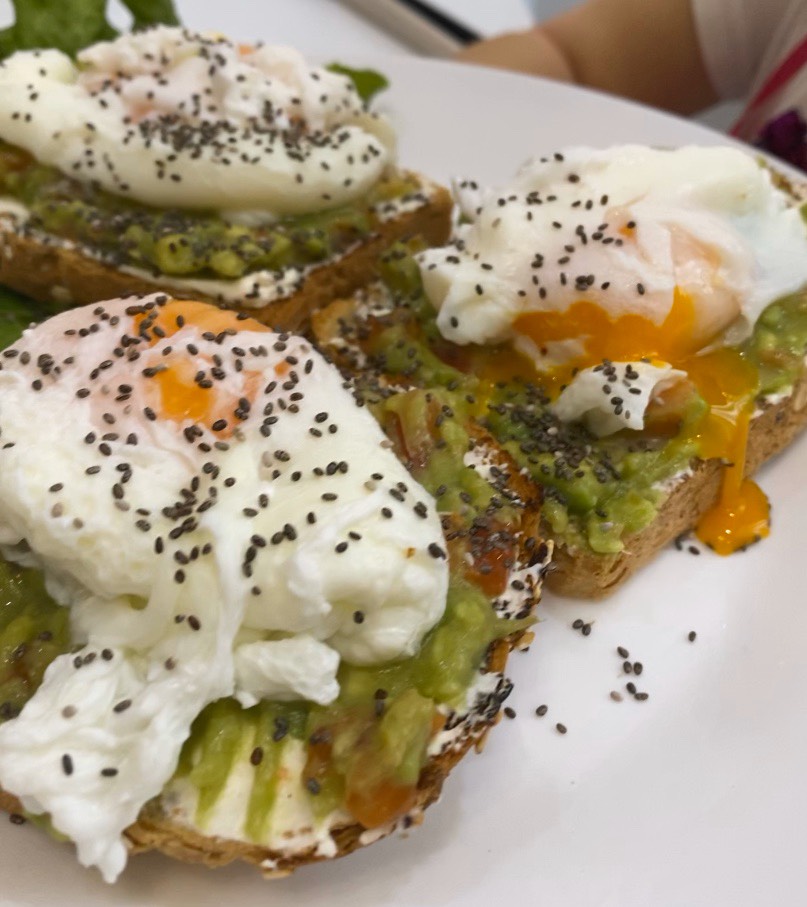 Бутерброд с гуакамоле и яйцом пашот