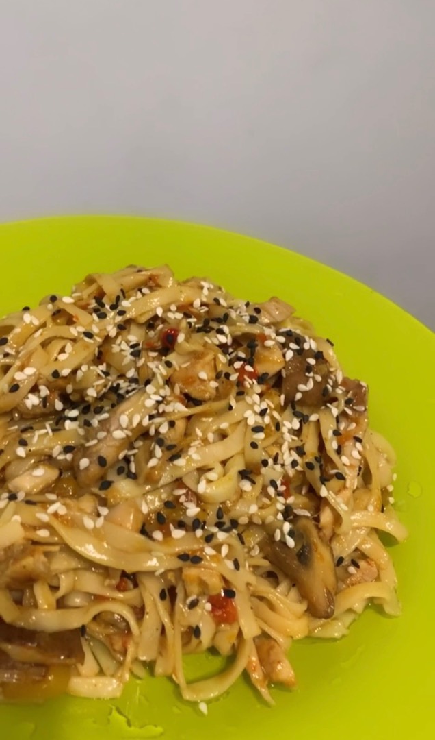Удон с курицей и грибами
