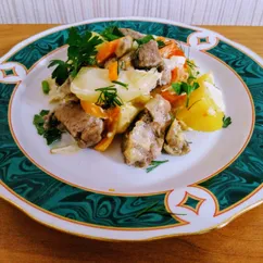 Картошка в горшочках с мясом и грибами