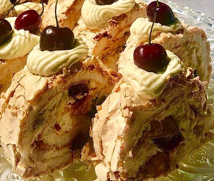 Летний рулет из меренги с ягодами❤️