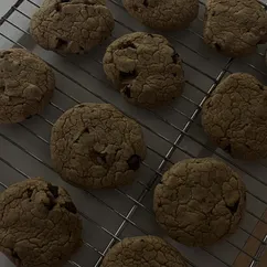 Шоколадное печенье с кусочками шоколада 🍪