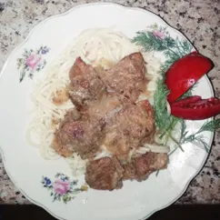 Мясо с луком,  тушёное в своем соку