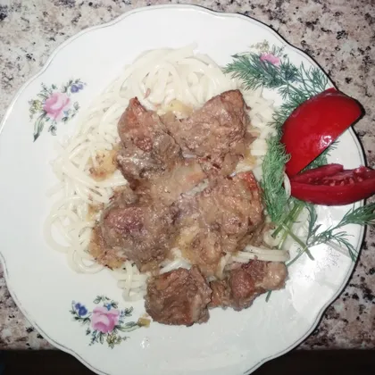 Мясо с луком,  тушёное в своем соку