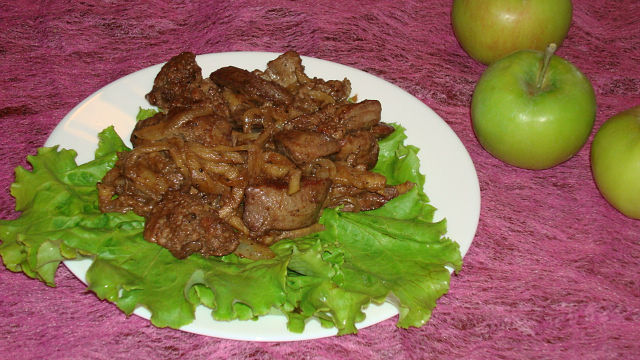 Куриная печень с яблоками