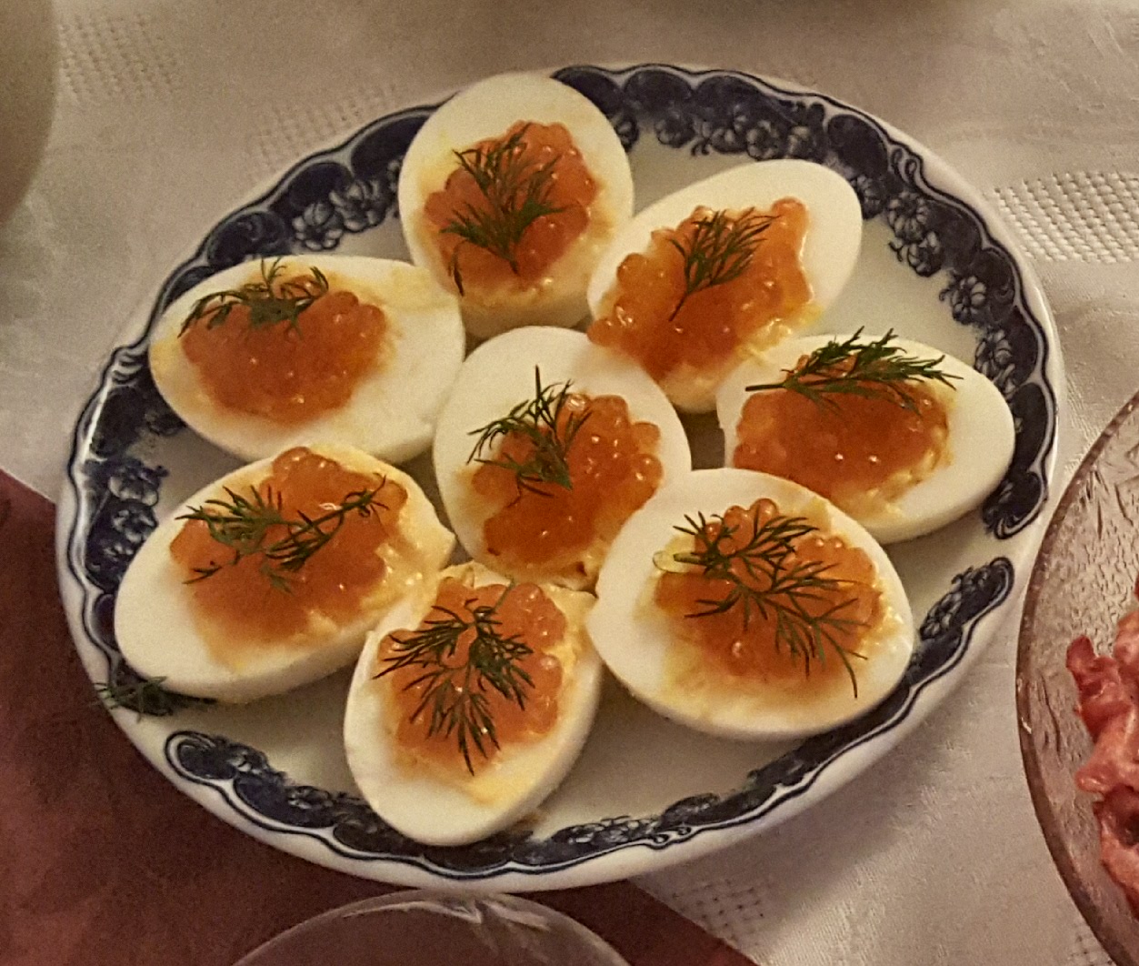 Яйца фаршированные красной икрой