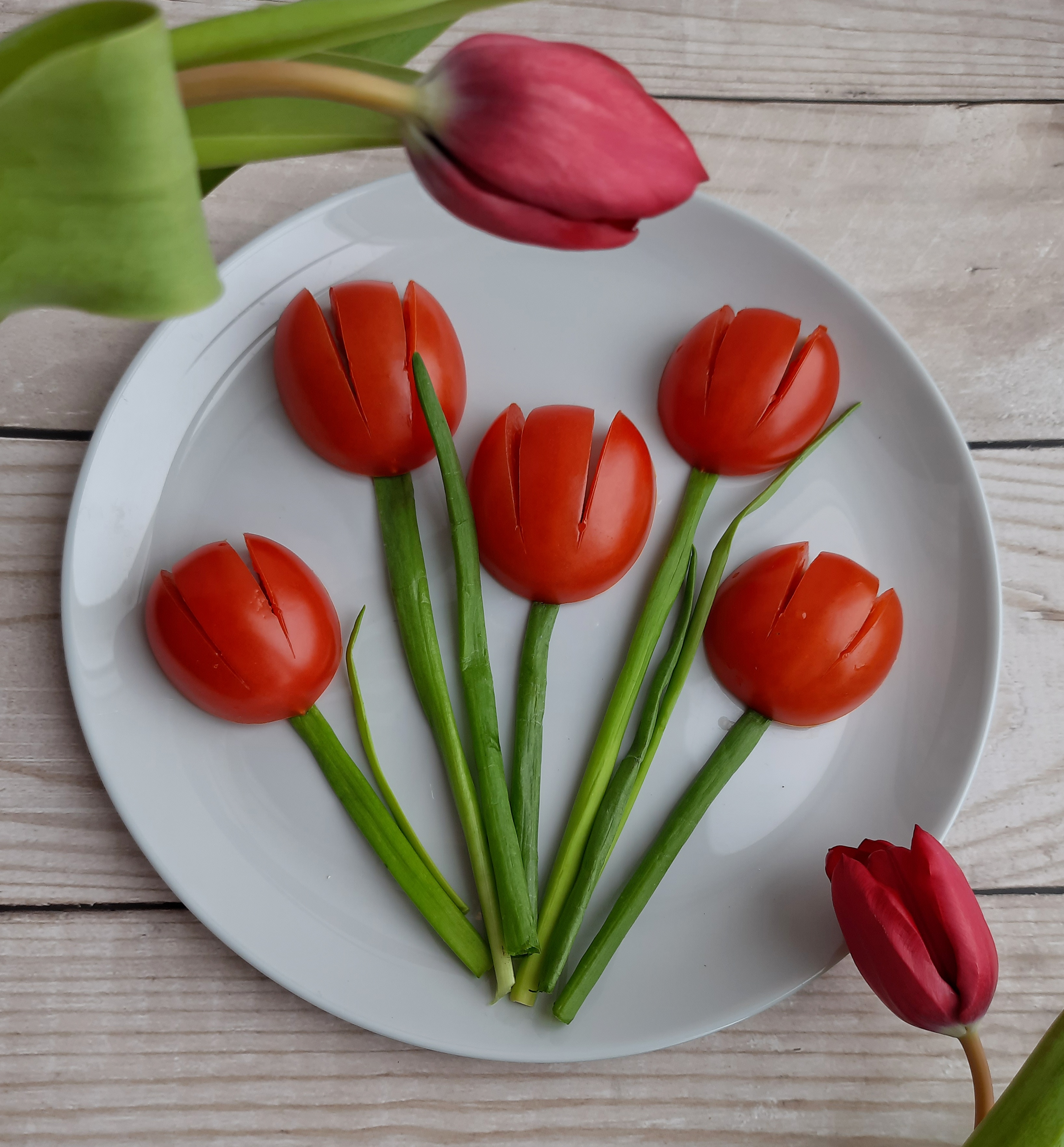Тюльпаны 🌷 Овощная нарезка на 8 марта 