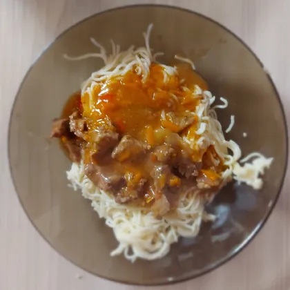 Спагетти и тушёное мясо с соусом болоньезе