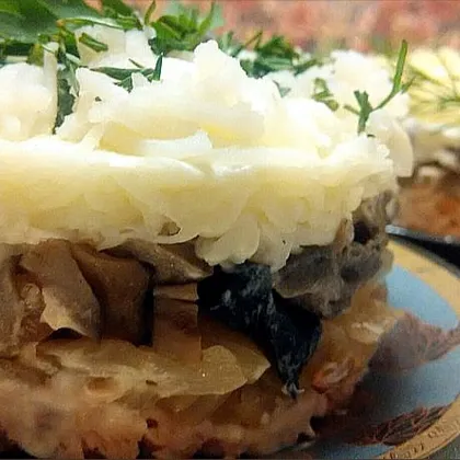 Салат из рыбы, грибов и сыра