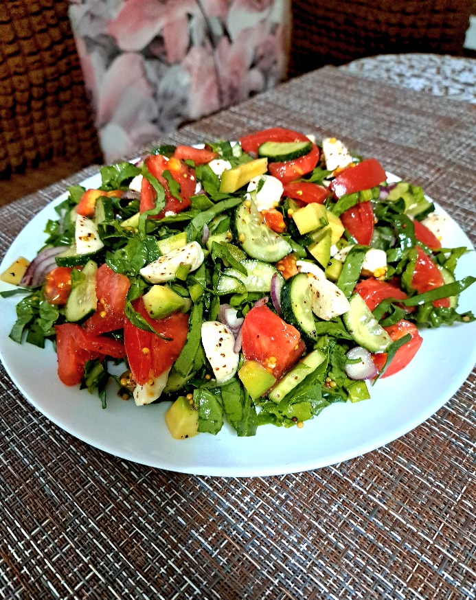 Салат с  авокадо 