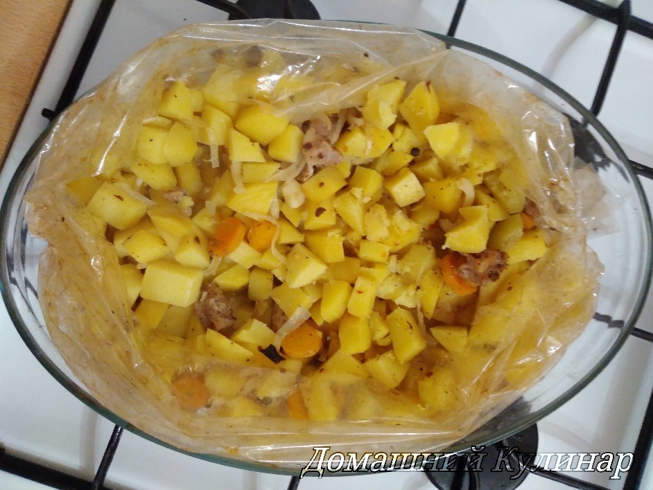 Картофель с мясом и овощами в рукаве
