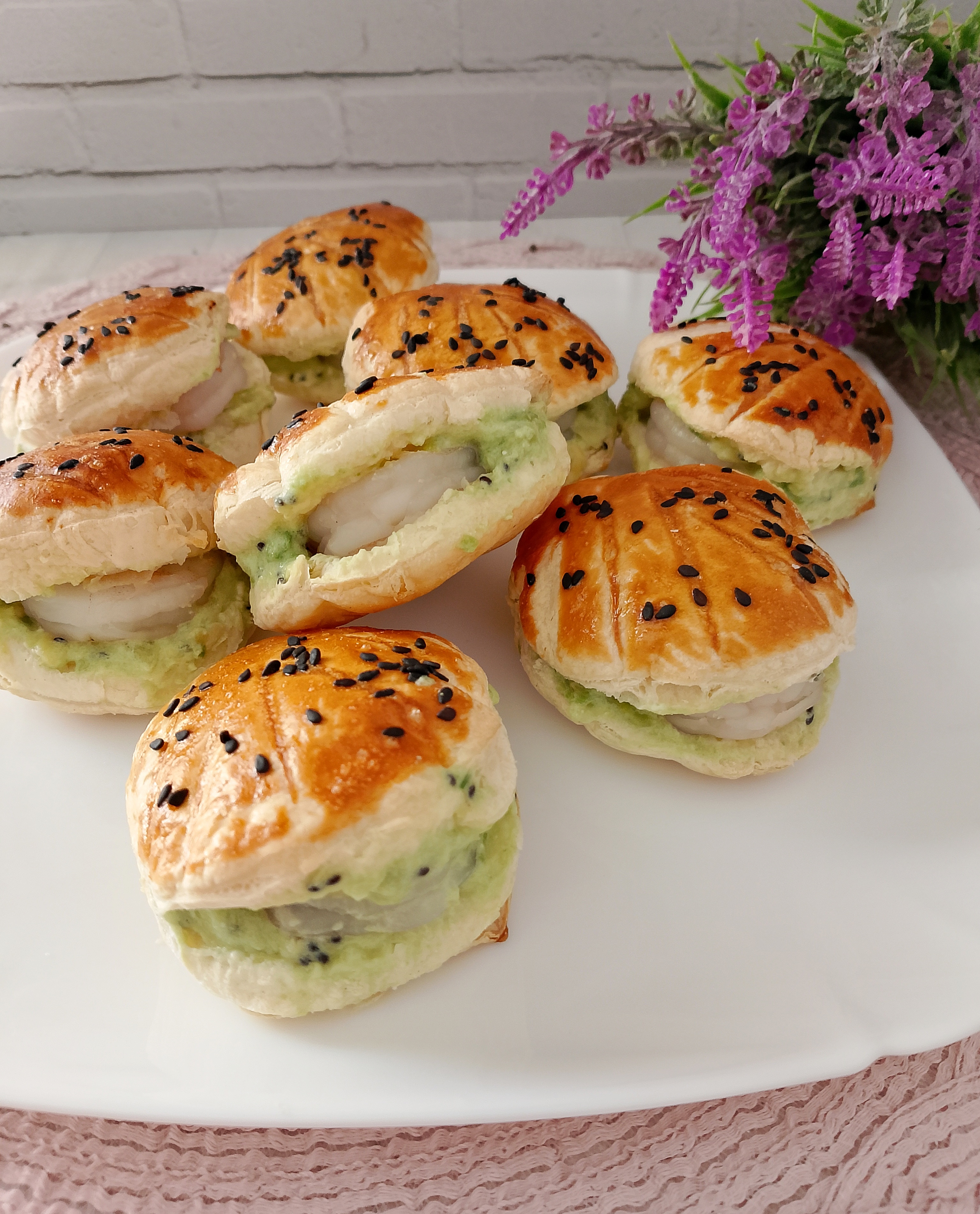 Ракушки из слоёного теста с креветками, авокадо и киви