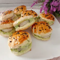 Ракушки из слоёного теста с креветками, авокадо и киви