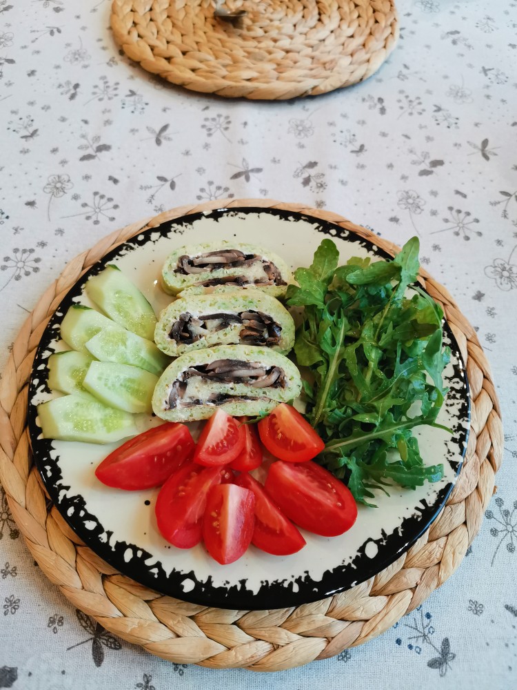 Кабачковый рулет с грибами
