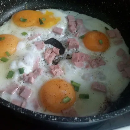 Яичница с колбасой🍳