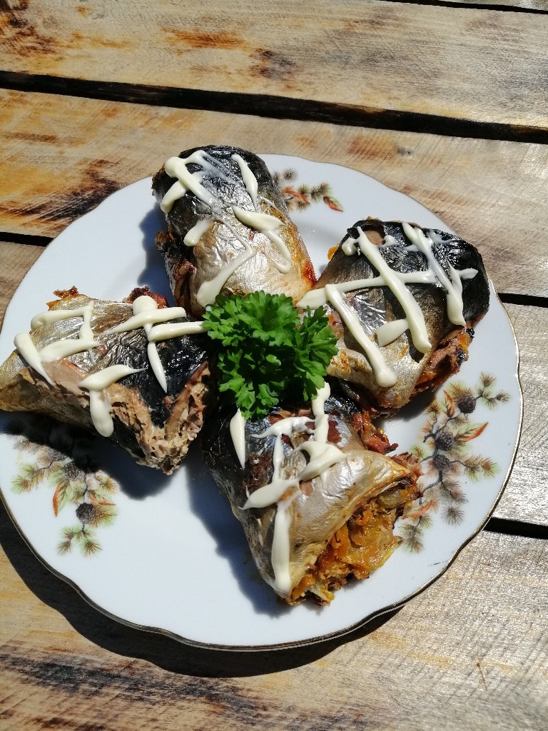 Рулетики из скумбрии с овощами