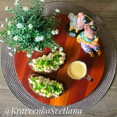 Бутерброды с тунцом, перепелиными яйцами и маринованными огурцами