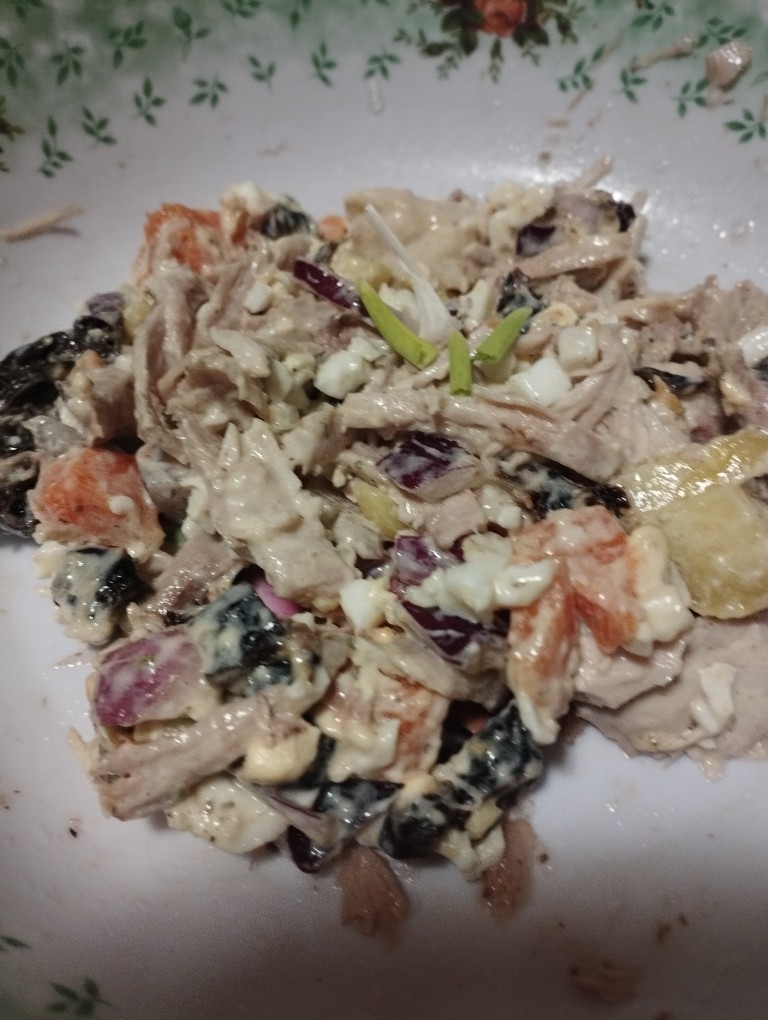 Салат из курицы с черносливом с соусом тар-тар
