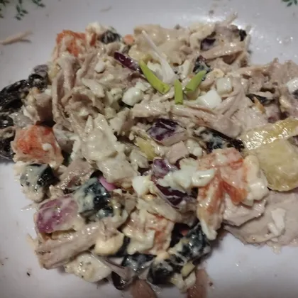 Салат из курицы с черносливом с соусом тар-тар
