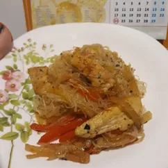 Фунчоза с дайконом и курицей