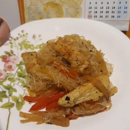 Фунчоза с дайконом и курицей