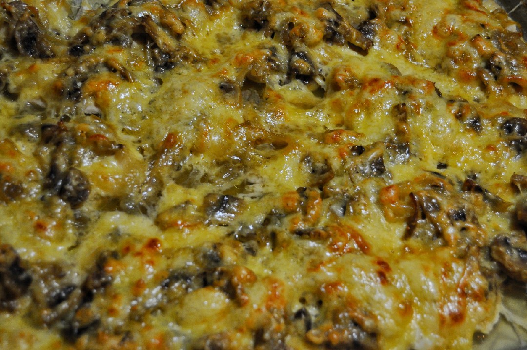 Курица запеченная с сыром и грибами