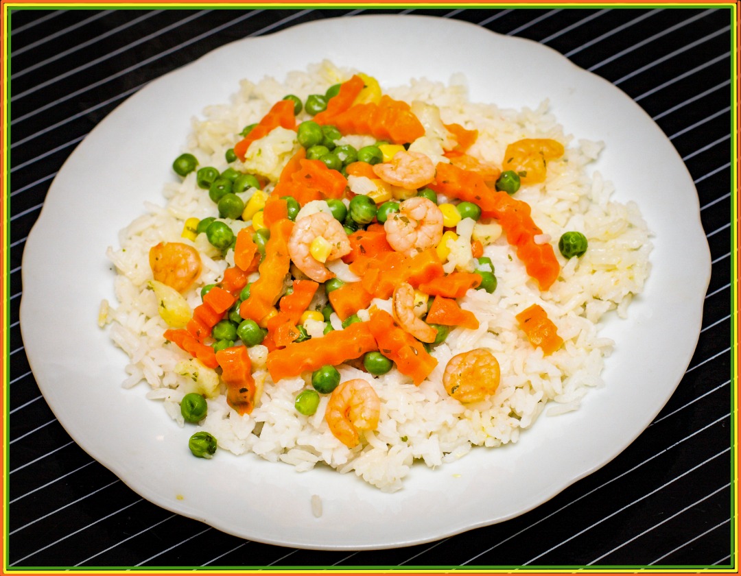Жареный рис с креветками и овощами.   Gebratener Reis mit Garnelen und Gemüse