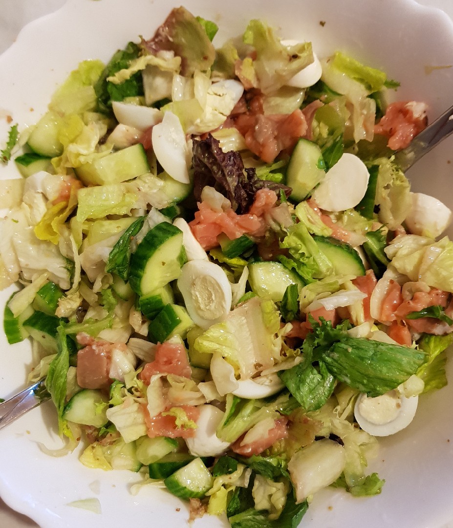 Лёгкий салат с запечённой сёмгой и авокадо