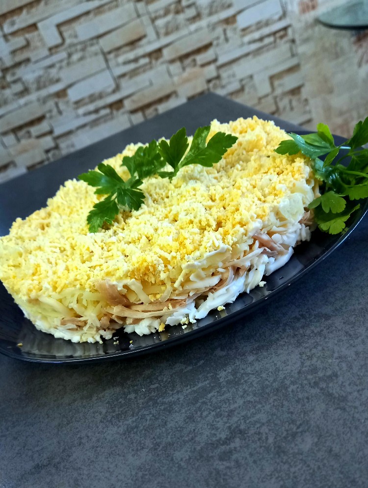 Слоёный салат с куриным бедрышком 🤗