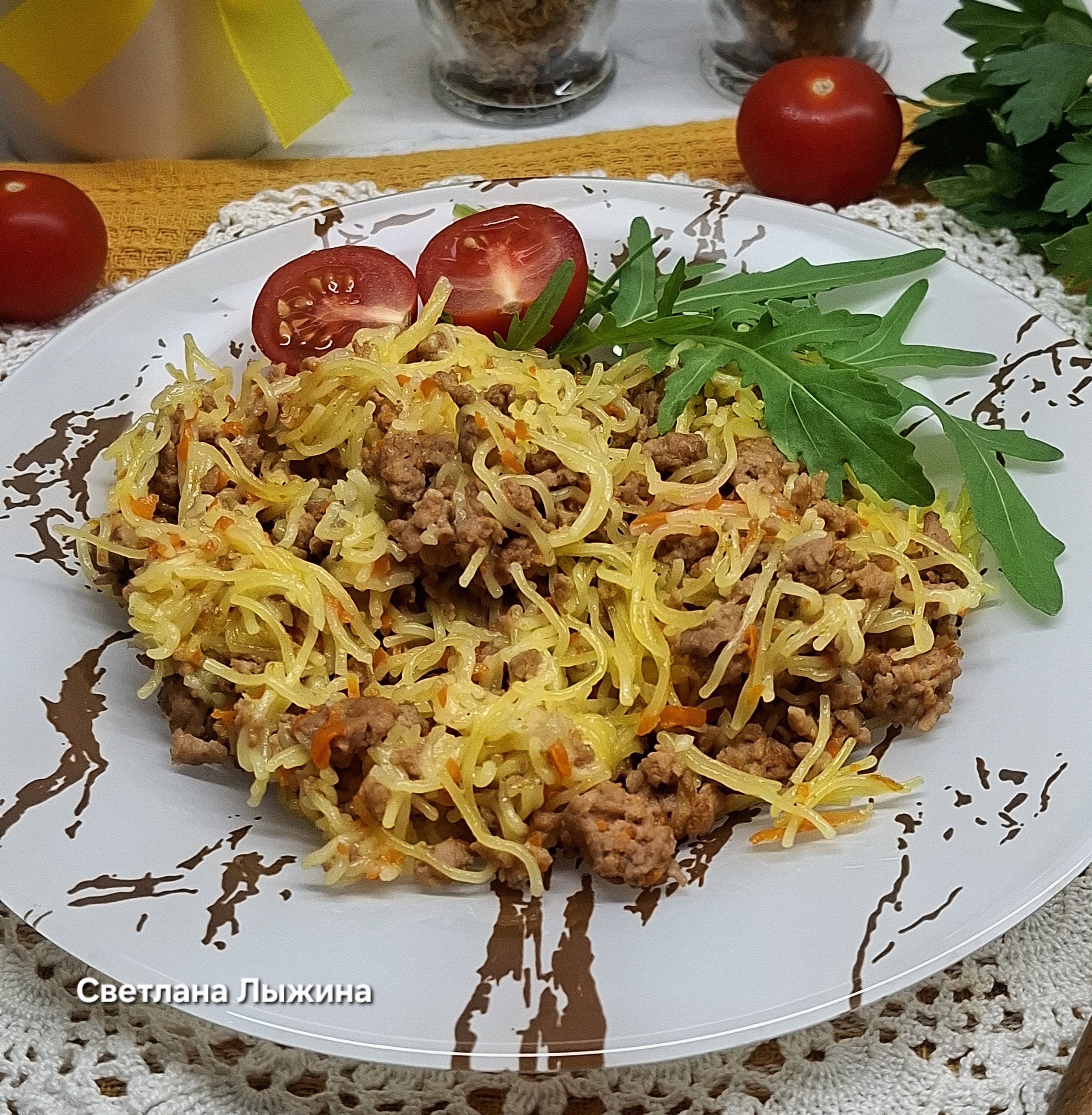Жареная вермишель с куриным фаршем на сковороде 