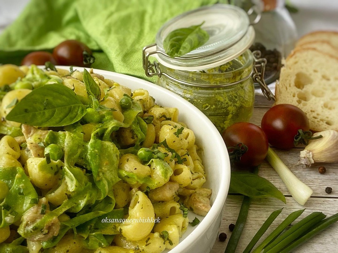 🍃Итальянская паста с соусом песто, курицей, кабачком и молодым зелёным горошком