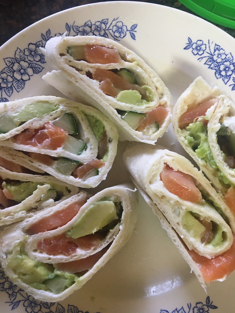 Рулеты с лососем