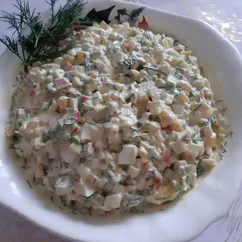 Салат "крабовый" с кукурузой и зеленым луком