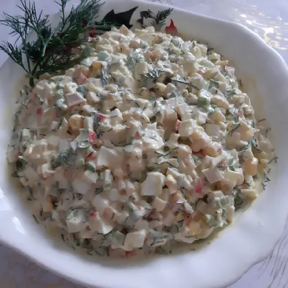 Салат 'крабовый' с кукурузой и зеленым луком